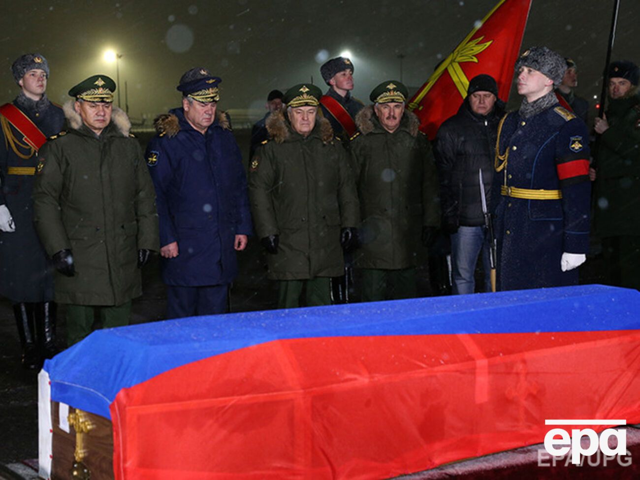 Гроб с телом погибшего российского летчика Олега Пешкова на родине встречали высшие армейские чины