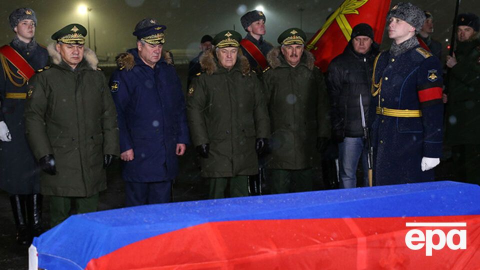 Гроб с телом погибшего российского летчика Олега Пешкова на родине встречали высшие армейские чины