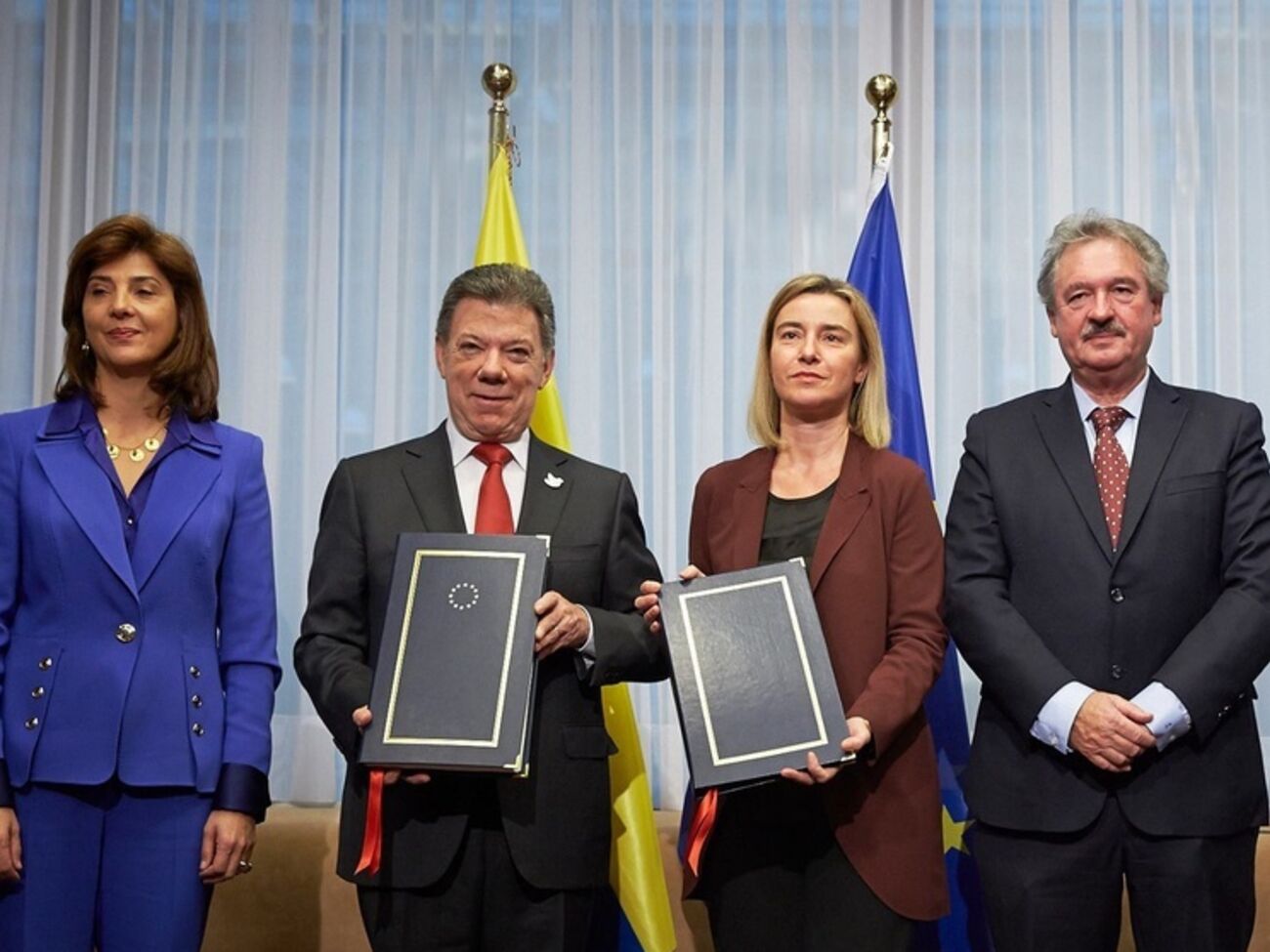 ЕС и Колумбия подписали соглашение о безвизовом режиме. В центре &ndash; Хуан Мануэль Сантос и Федерика Могерини