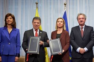 ЕС и Колумбия подписали соглашение о безвизовом режиме. В центре – Хуан Мануэль Сантос и Федерика Могерини