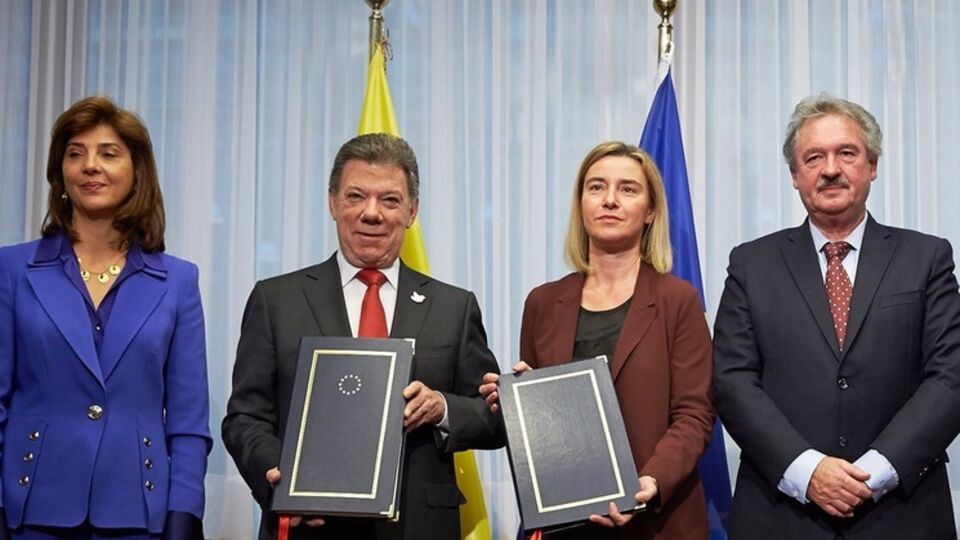 ЕС и Колумбия подписали соглашение о безвизовом режиме. В центре – Хуан Мануэль Сантос и Федерика Могерини