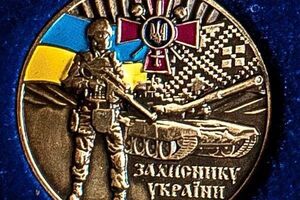 На памятный знак защитника Украины поместили технику и солдат российского агрессора