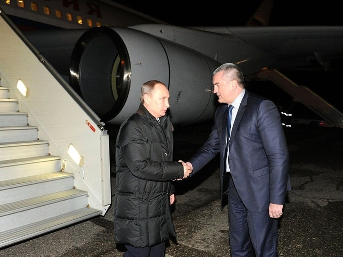 Путин и "глава" Крыма Аксенов в аэропорту Симферополя