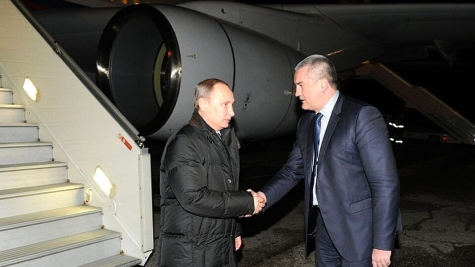 Путин и "глава" Крыма Аксенов в аэропорту Симферополя