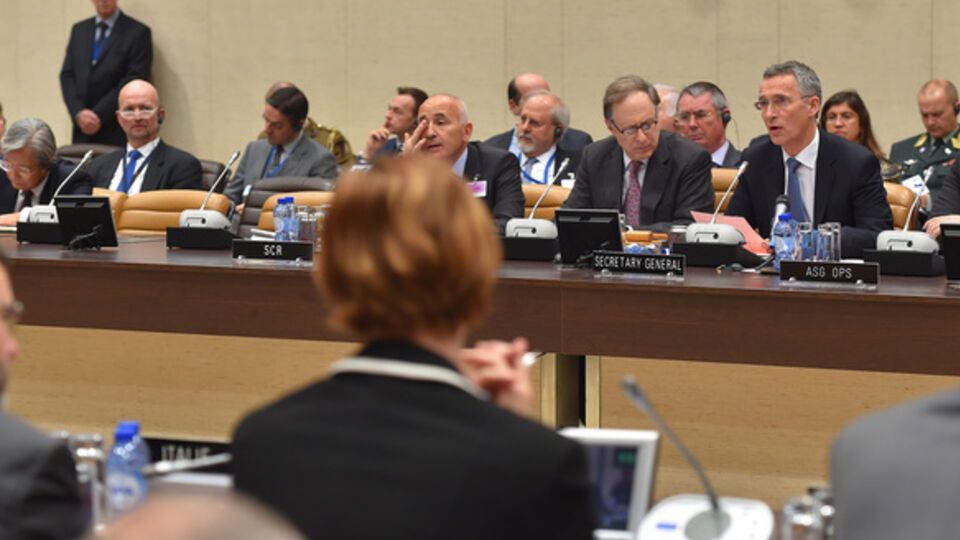 Генсек НАТО выступает на саммите глав внешнеполитических ведомств стран Альянса