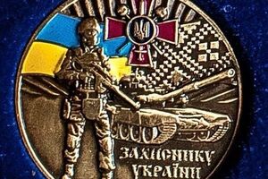 В Минобороны заверяют, что на памятном знаке изображен украинский танк Т-72 и солдат ВСУ