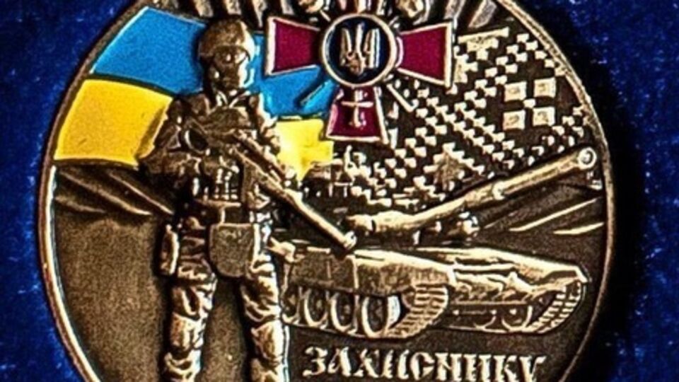 В Минобороны заверяют, что на памятном знаке изображен украинский танк Т-72 и солдат ВСУ