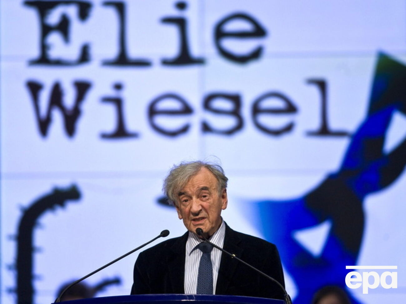 Эли Визель родился в 1928 году в&nbsp;религиозной еврейской семье в Румынии. Писатель, журналист, общественный деятель. Лауреат Нобелевской премии мира 1986 года, узник нацистского концлагеря Освенцим. Пишет на идише, иврите, французском и английском язык