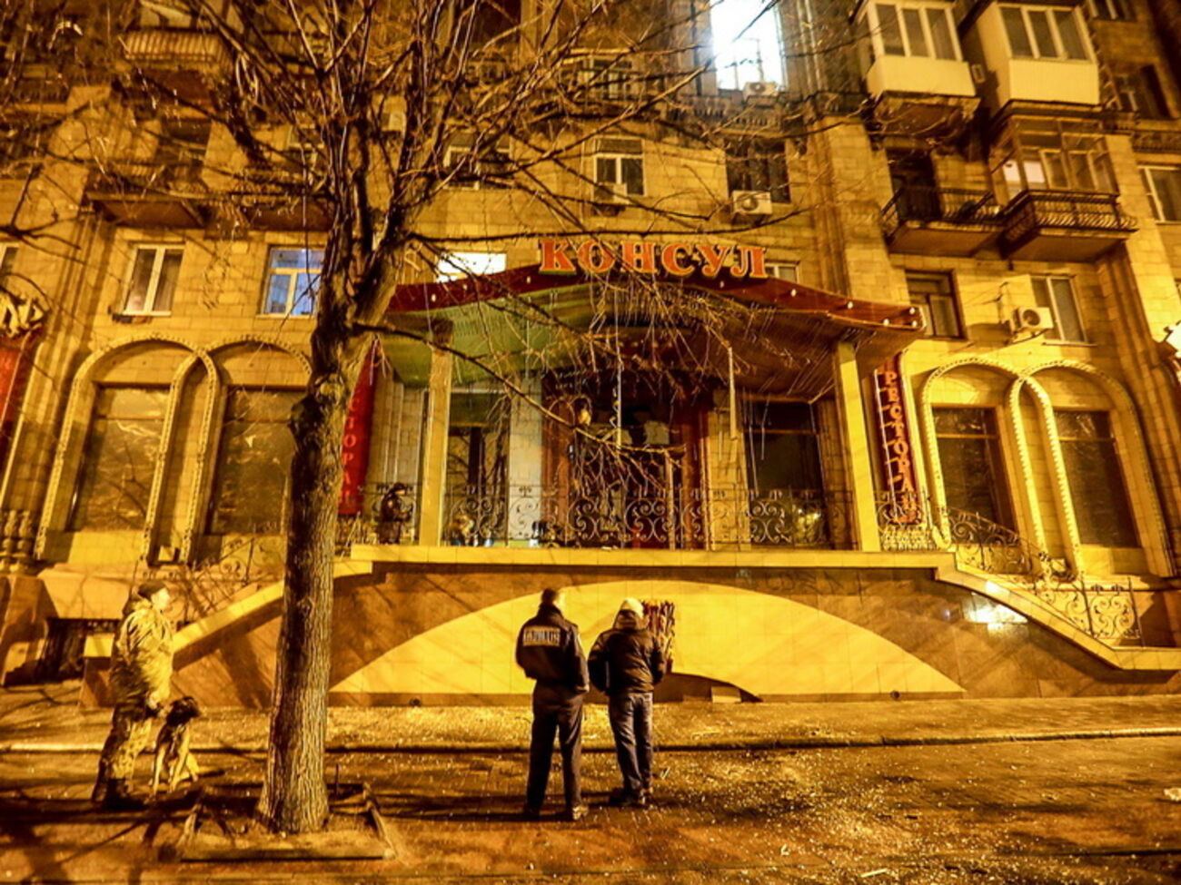 Взрыв произошел у входа в ресторан "Консул"