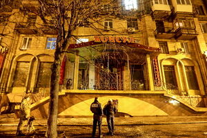 Взрыв произошел у входа в ресторан "Консул"