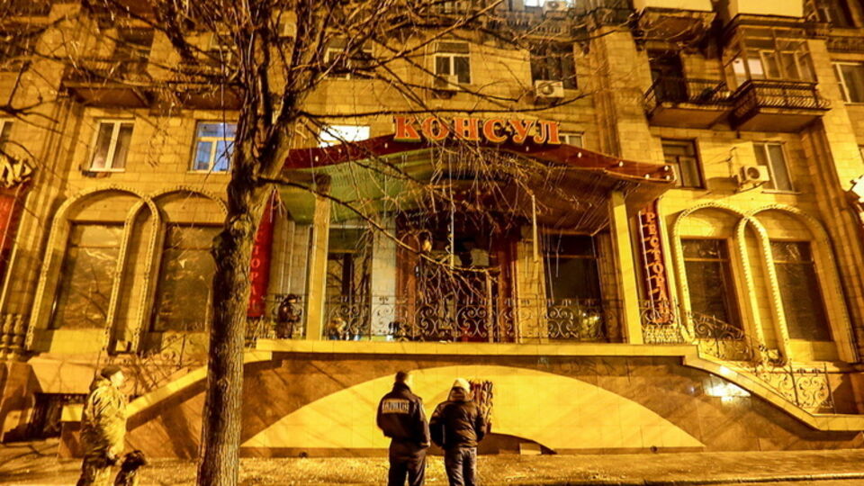 Взрыв произошел у входа в ресторан "Консул"