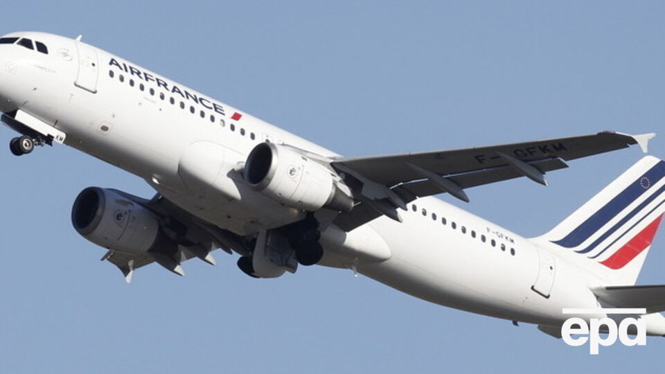 Пилот экстренно посадил самолет