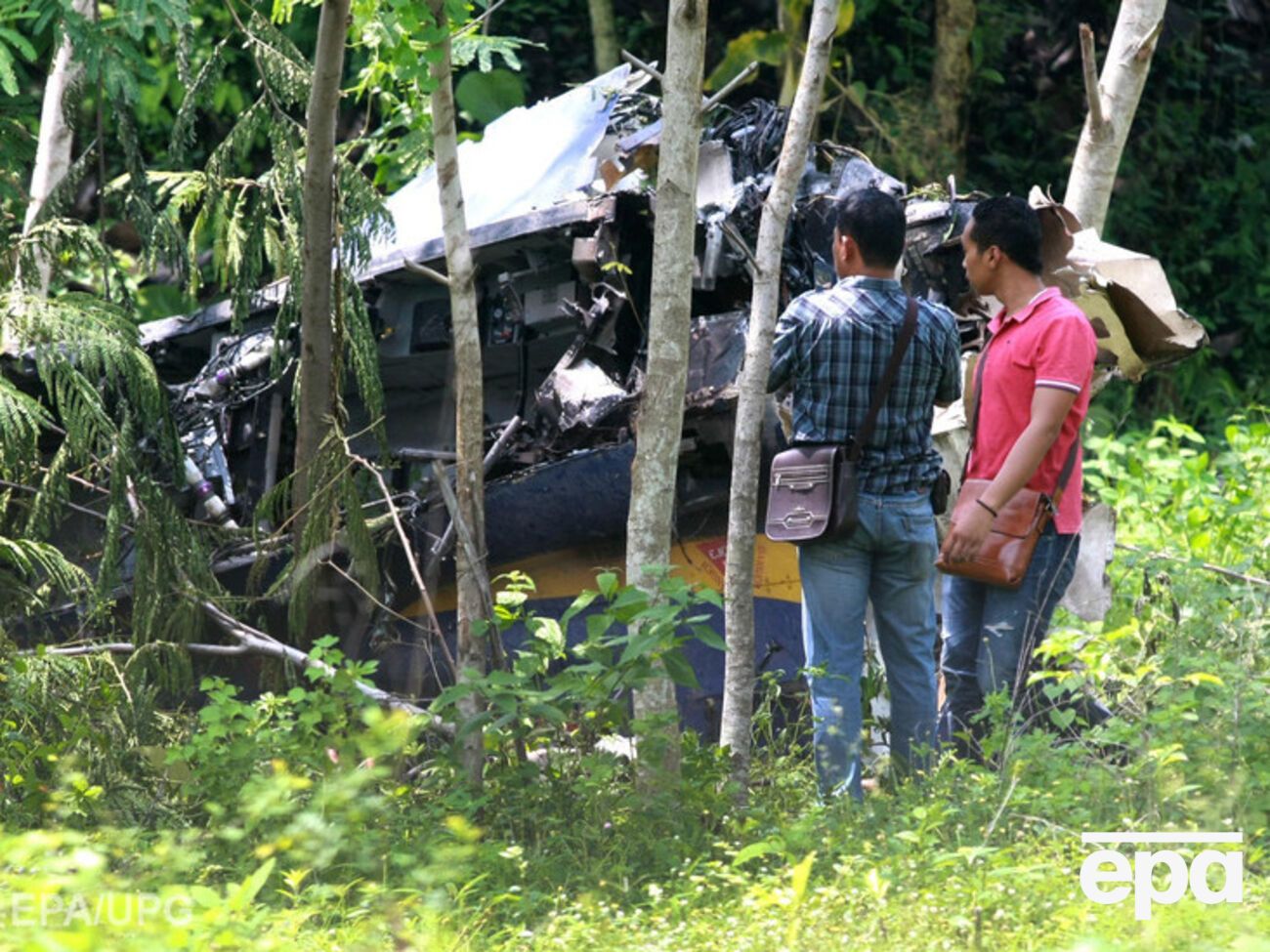 Военные осматривают обломки разбившегося самолета
