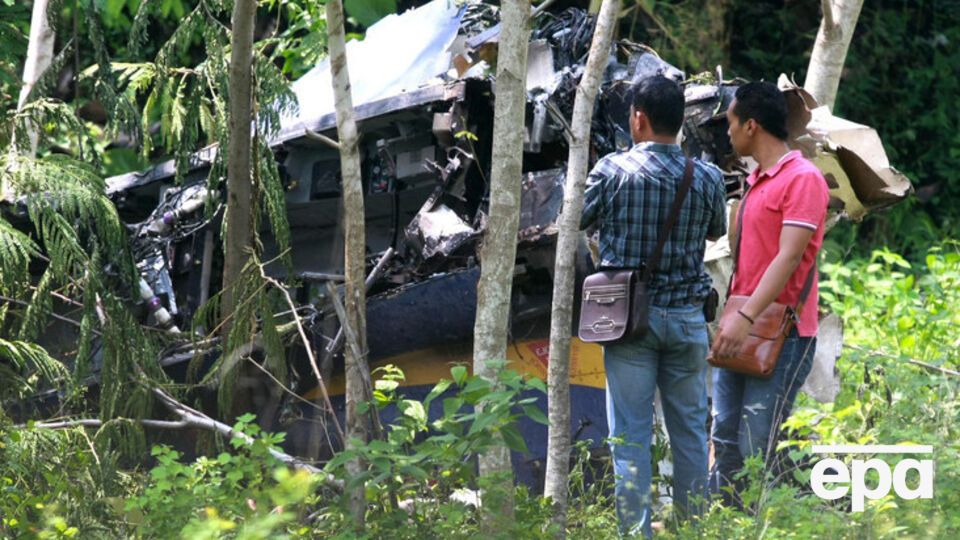 Военные осматривают обломки разбившегося самолета