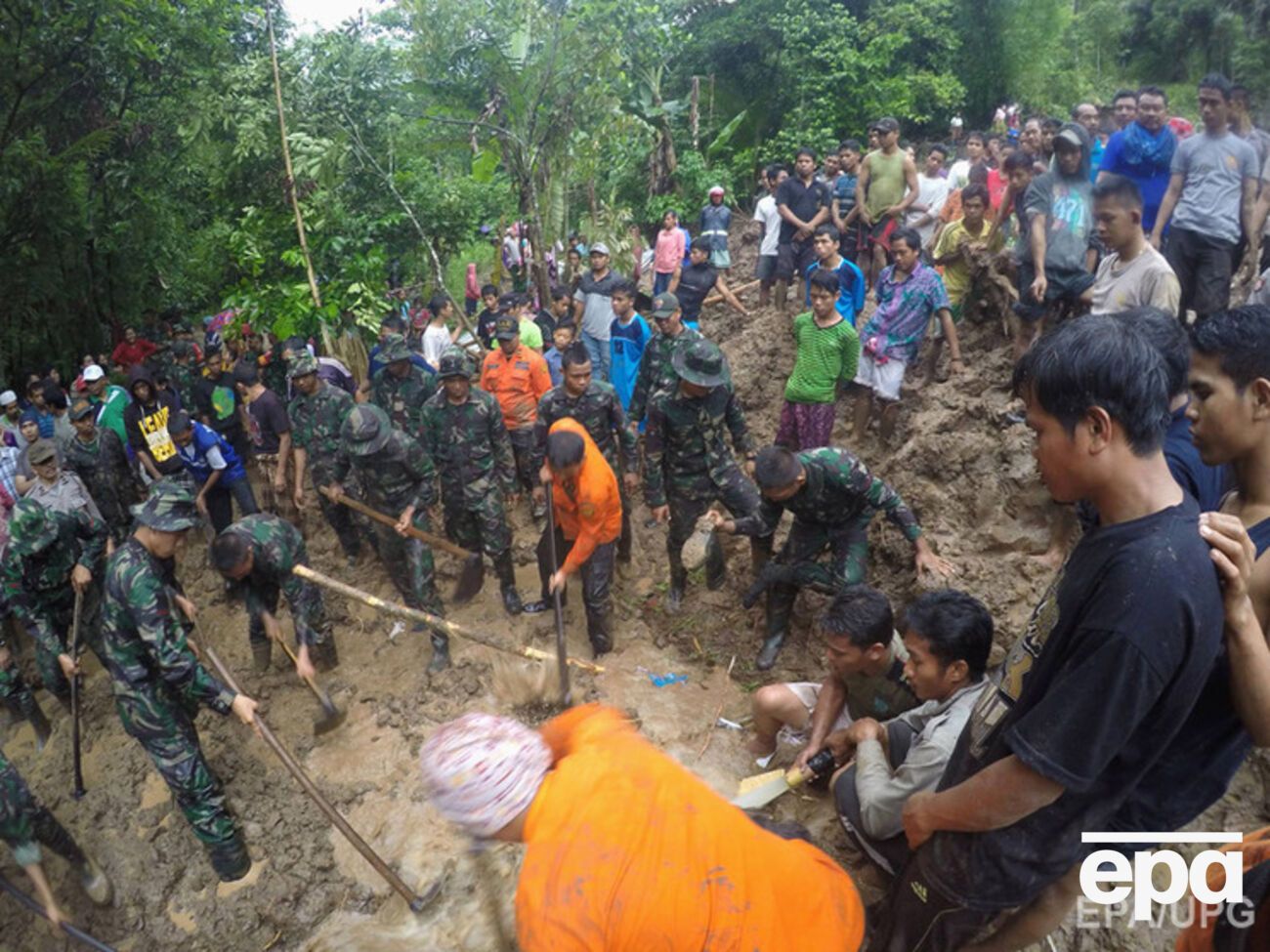 Военные ищут тела погибших на Западных Малых Зондских островах в Индонезии