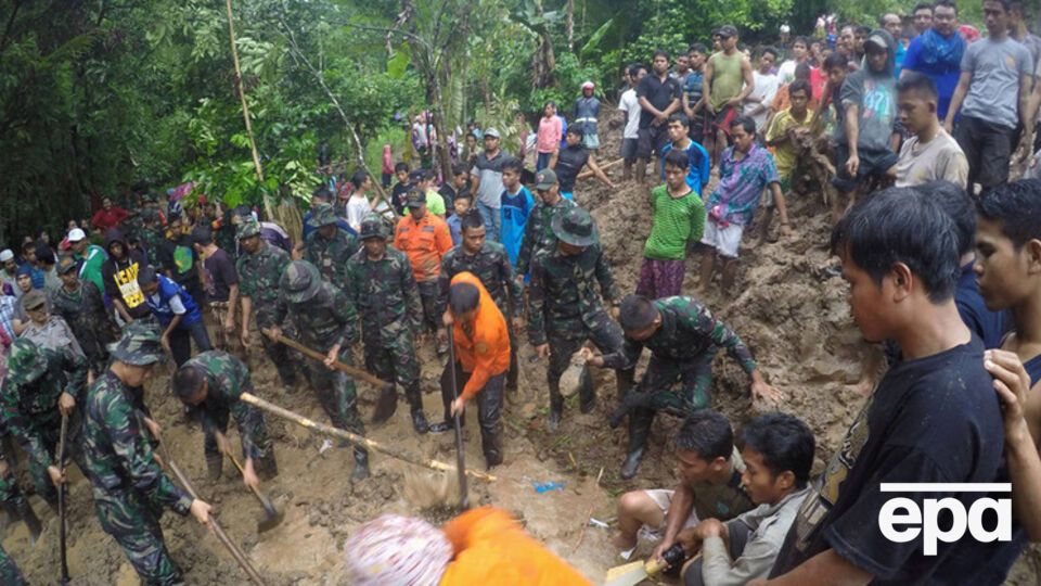 Военные ищут тела погибших на Западных Малых Зондских островах в Индонезии
