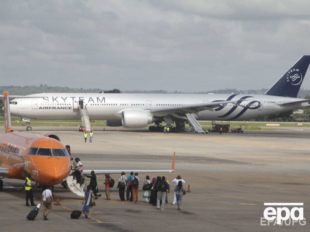 Самолет, на борту которого была обнаружена бомба, совершил вынужденную посадку в аэропорту Момбасы в Кении