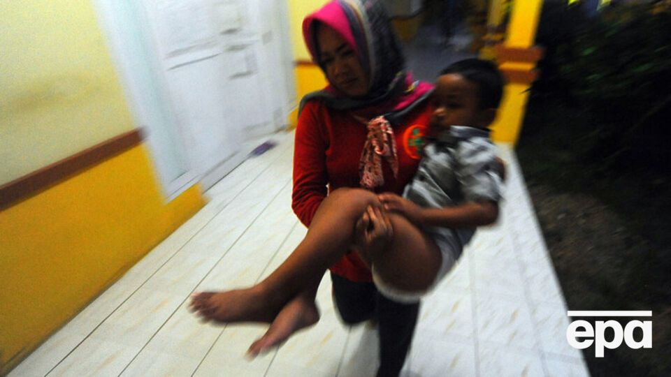 Четырехлетнего Рафли удалось спасти с затонувшего парома Marina Baru у берегов Индонезии