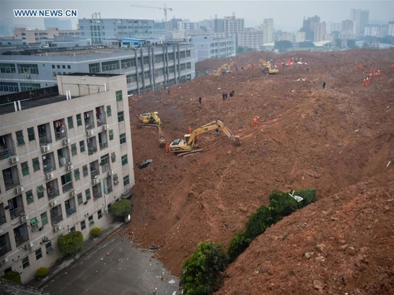 На месте бедствия в Шеньчжэне работают 600 спасателей