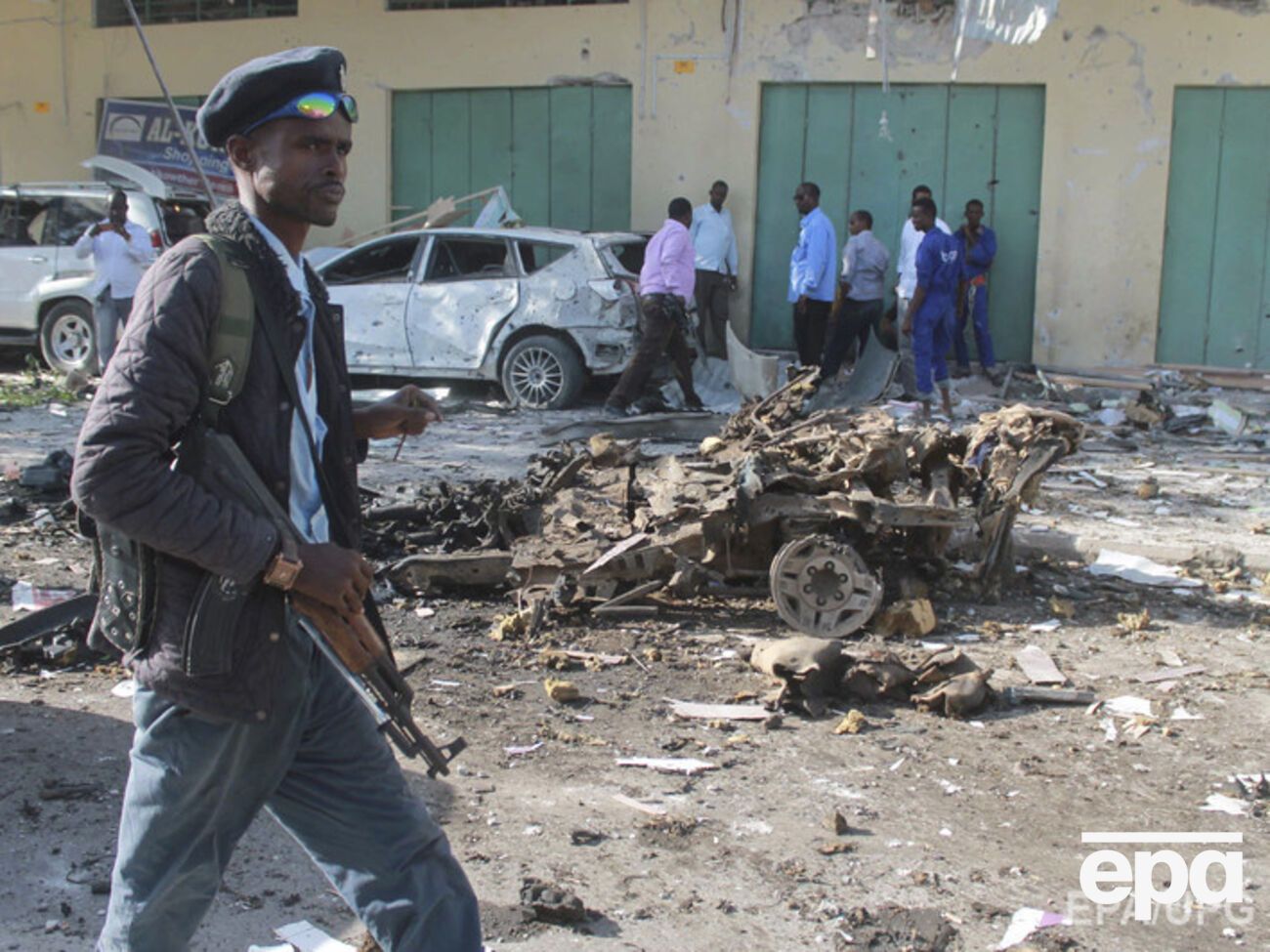 Полиция Сомали связывает теракт с исламистской террористической организацией "Аш-Шабаб"