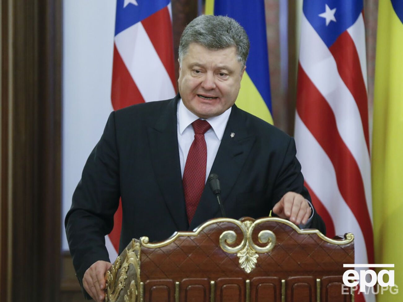 Порошенко сообщил, что ЕС принял решение продлить санкции против России