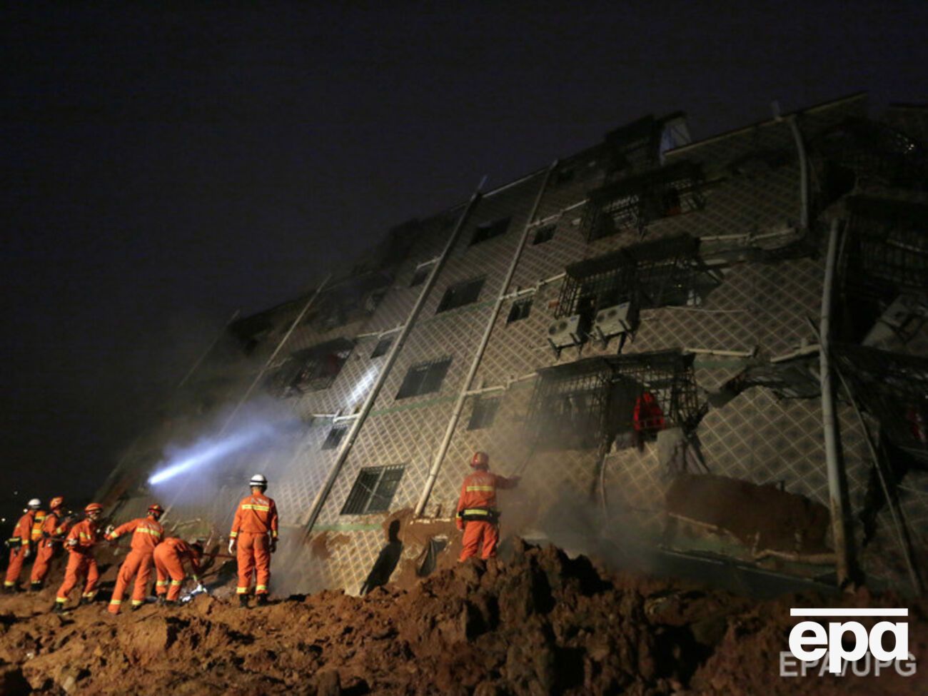 Поисково-спасательные работы продолжаются