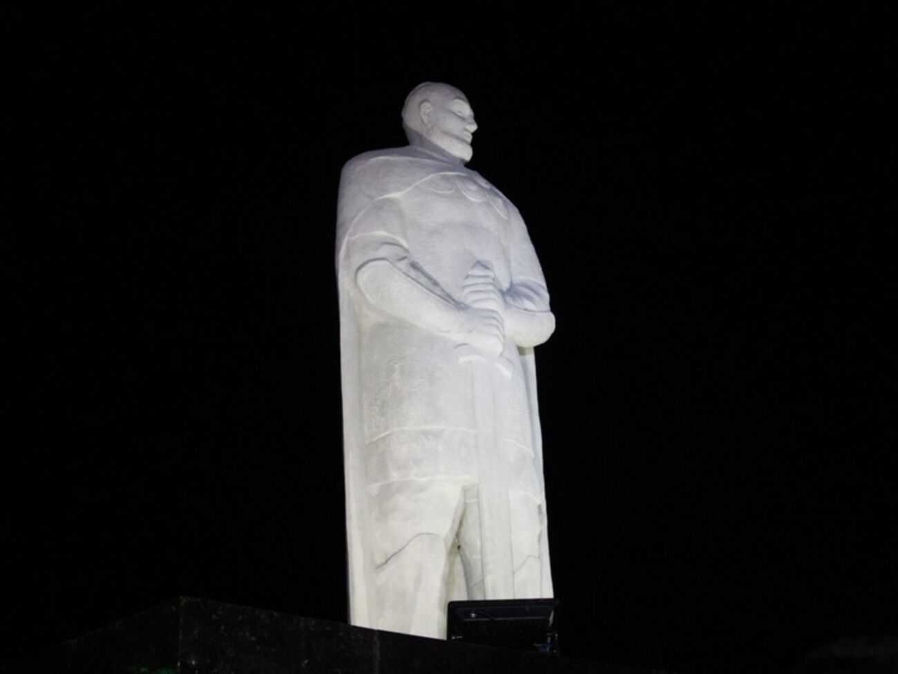 Полк "Азов" подарил Мариуполю памятник Святослава