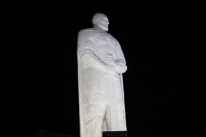 Полк "Азов" подарил Мариуполю памятник Святослава