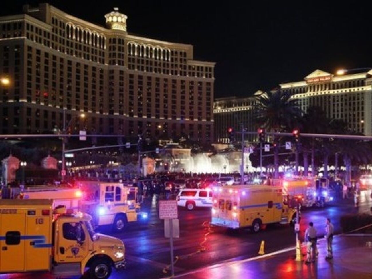 В Лас-Вегасе автомобиль выехал на тротуар и врезался в толпу --- один человек погиб, десятки пострадали