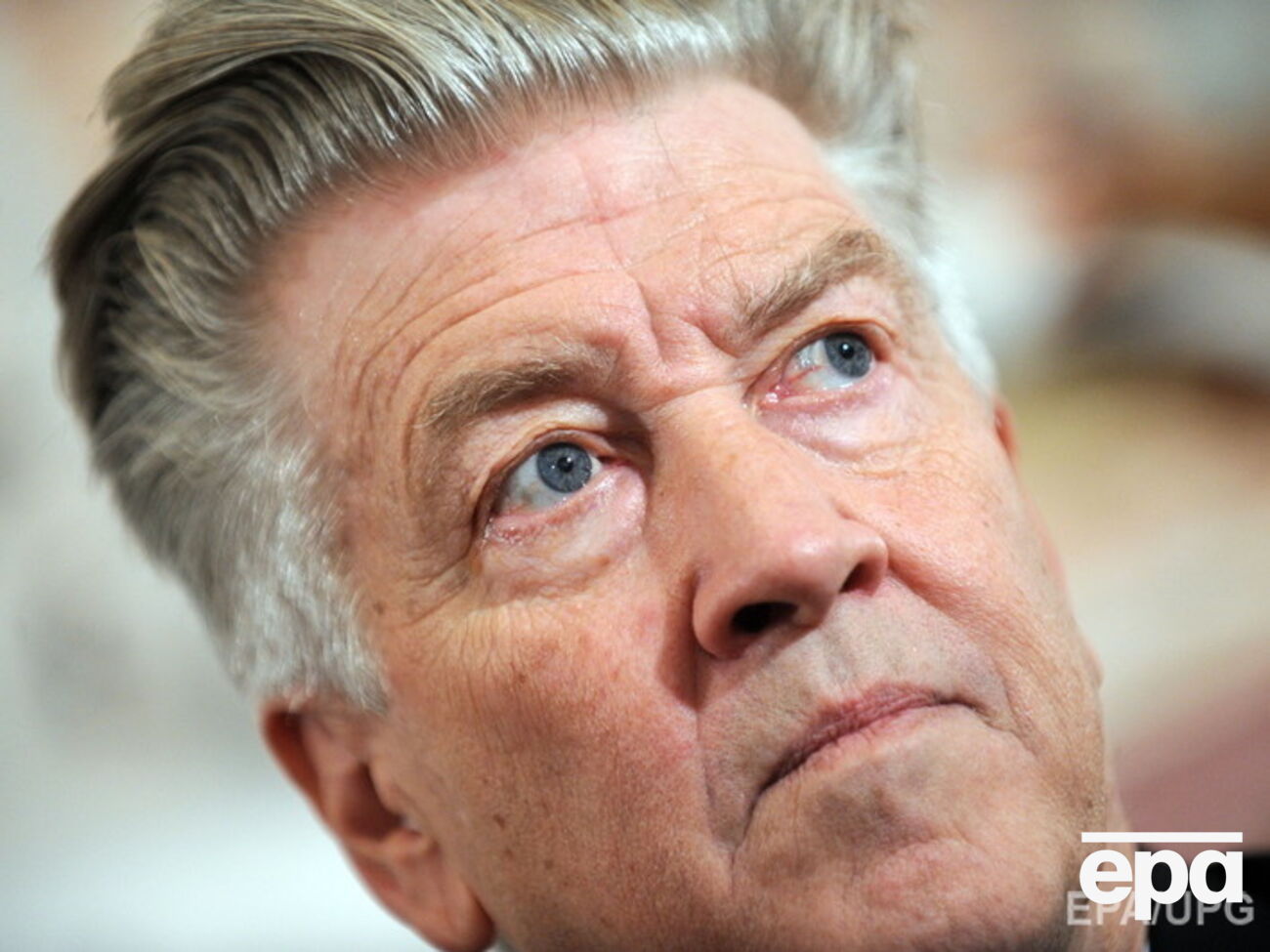 В ролике появляется силуэт мужчины, напоминающего Дэвида Линча