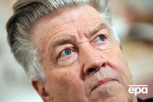 В ролике появляется силуэт мужчины, напоминающего Дэвида Линча