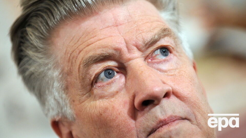 В ролике появляется силуэт мужчины, напоминающего Дэвида Линча