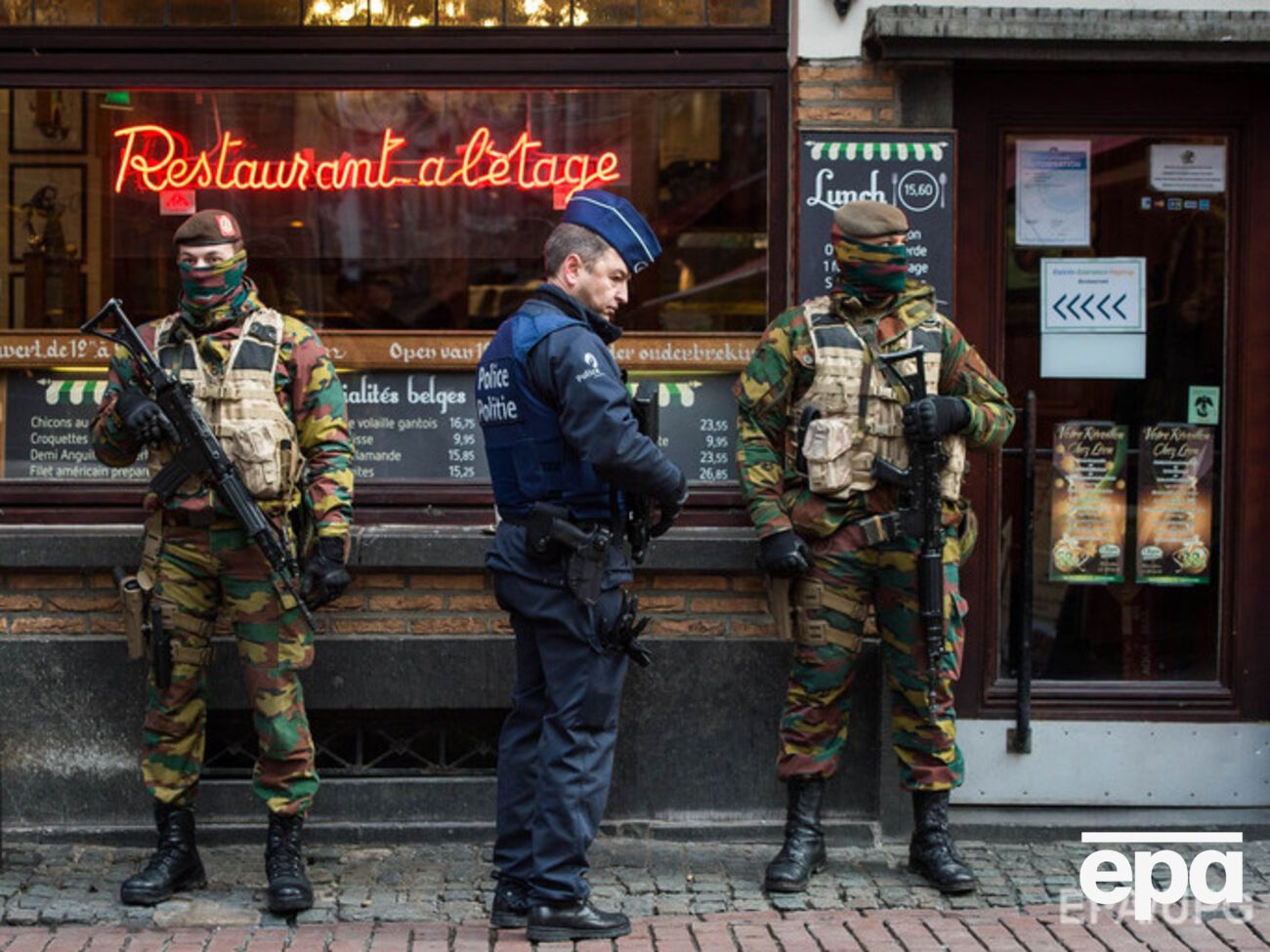 Бельгийские полицейские&nbsp;проводят антитеррористическую операцию после терактов в Париже 13 ноября