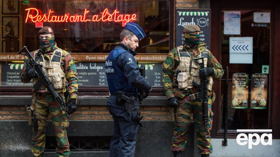 Бельгийские полицейские проводят антитеррористическую операцию после терактов в Париже 13 ноября