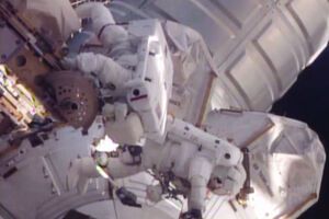 Астронавты NASA ликвидировали неисправность мобильного транспортера