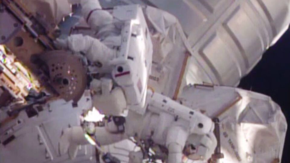 Астронавты NASA ликвидировали неисправность мобильного транспортера