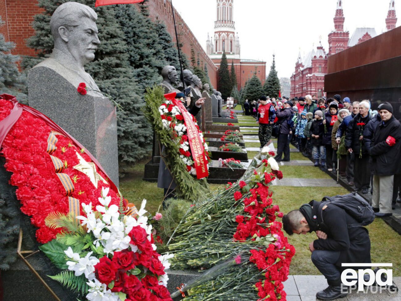 Коммунисты возложили цветы к могиле Сталина у Кремлевской стены в Москве