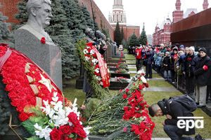Коммунисты возложили цветы к могиле Сталина у Кремлевской стены в Москве