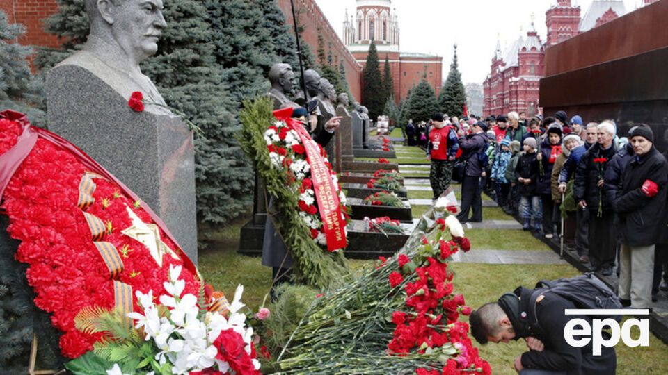 Коммунисты возложили цветы к могиле Сталина у Кремлевской стены в Москве