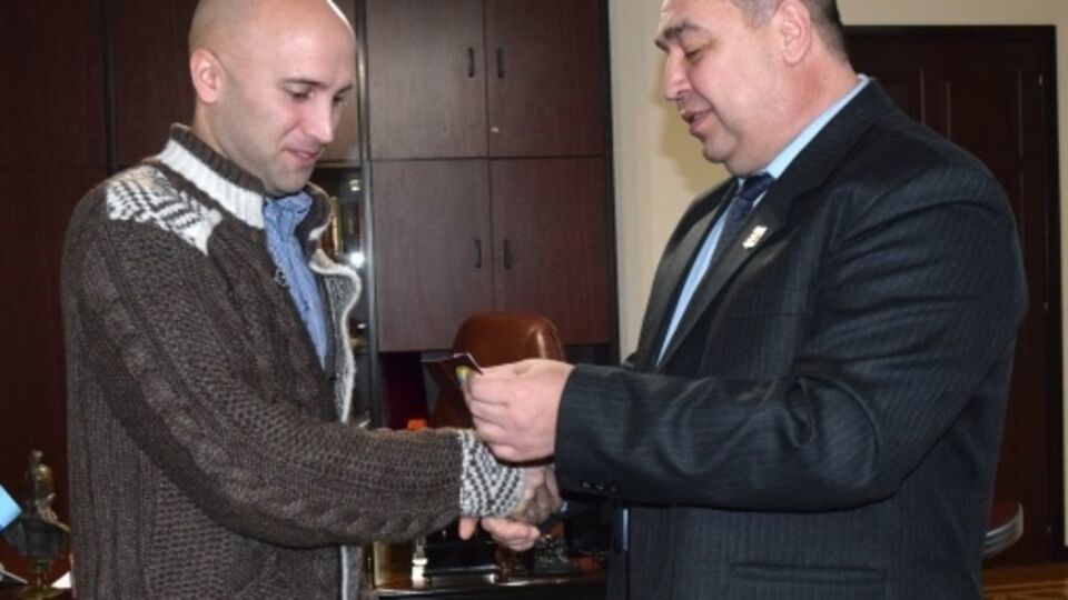 Журналист получил медаль от террориста