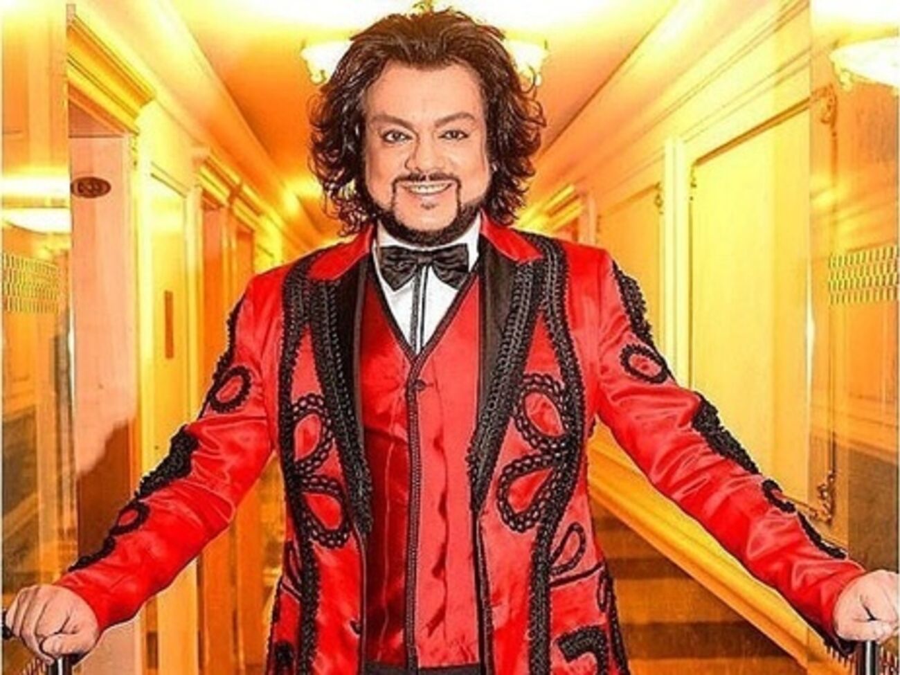 Киркоров с детьми украсил обложку журнала Hello