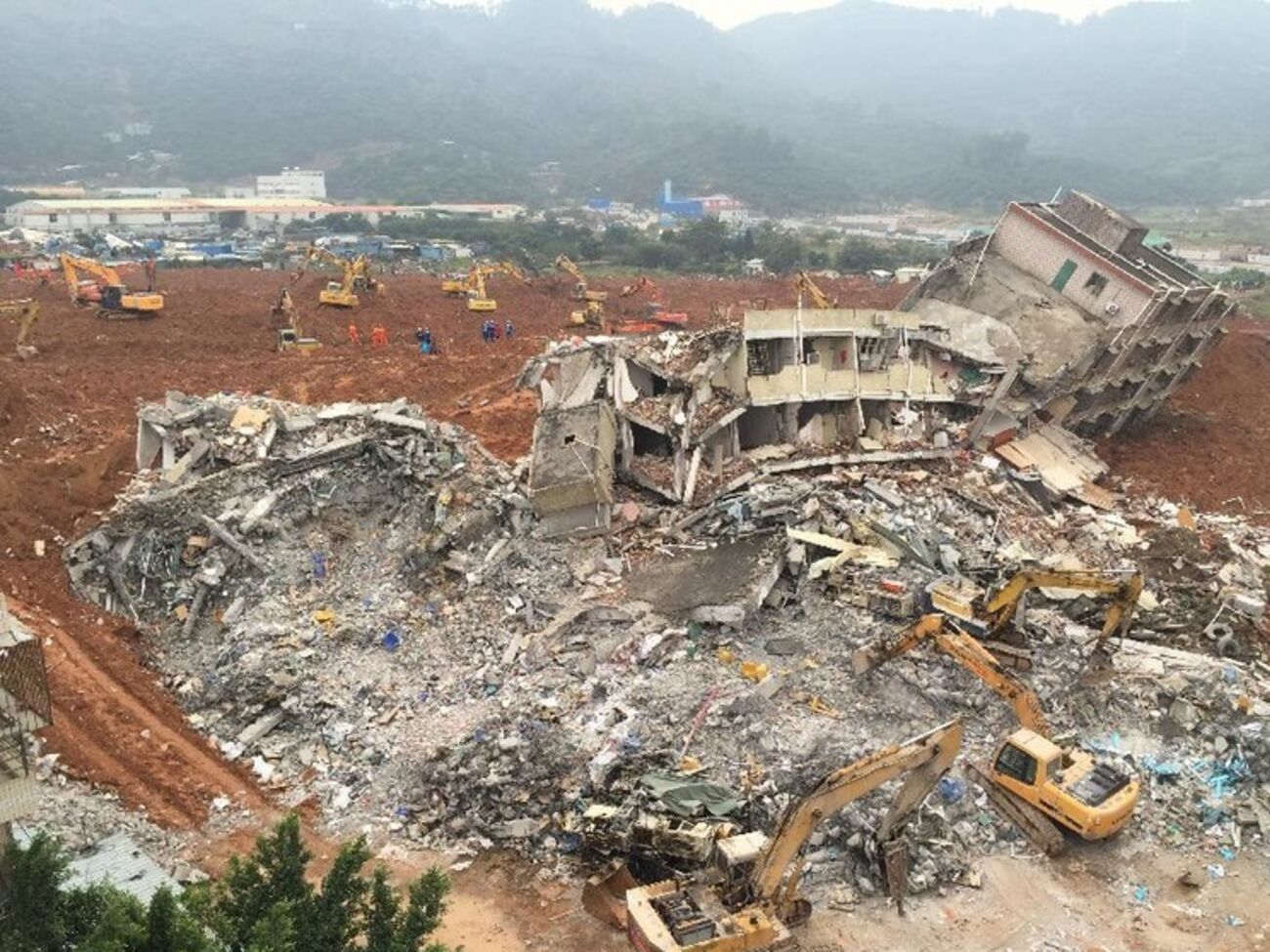 На юге Китая свыше 80 человек пропали из-за схода масштабного оползня