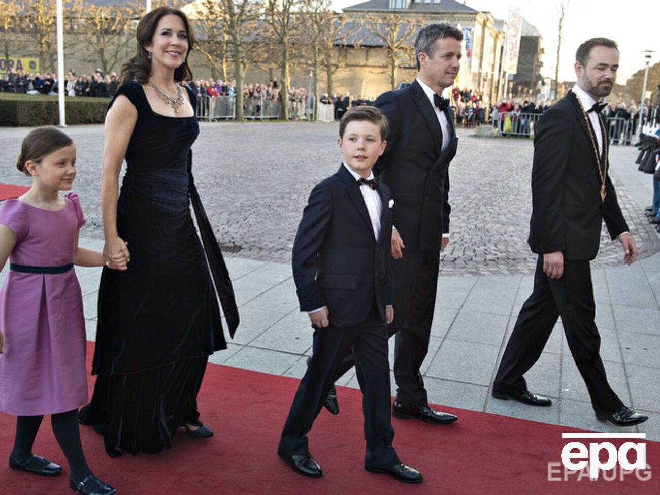 Принц Кристиан (в центре) следующий в очереди на датский трон