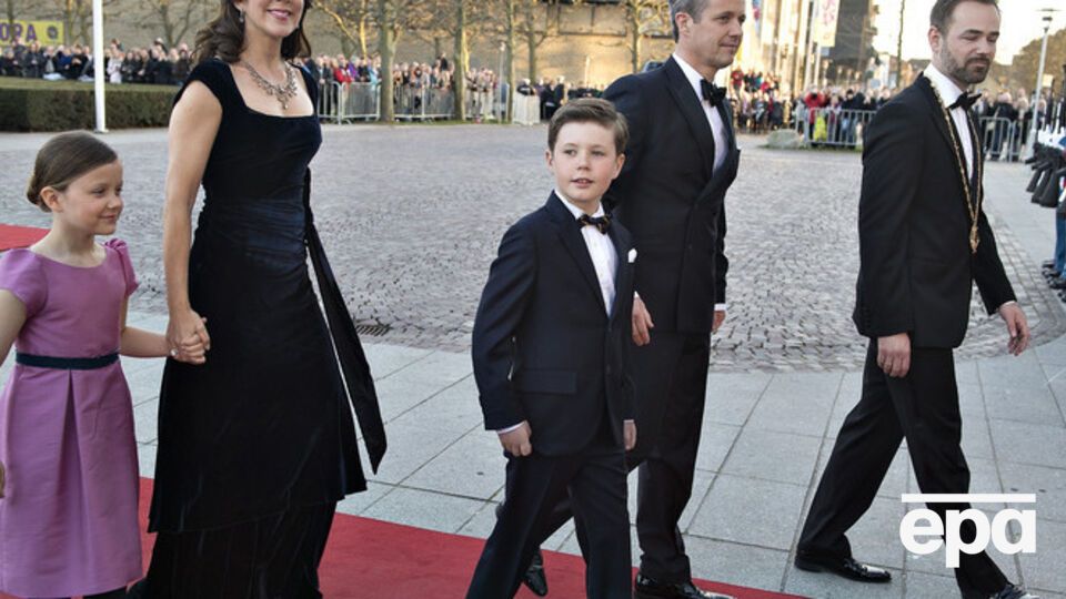 Принц Кристиан (в центре) следующий в очереди на датский трон