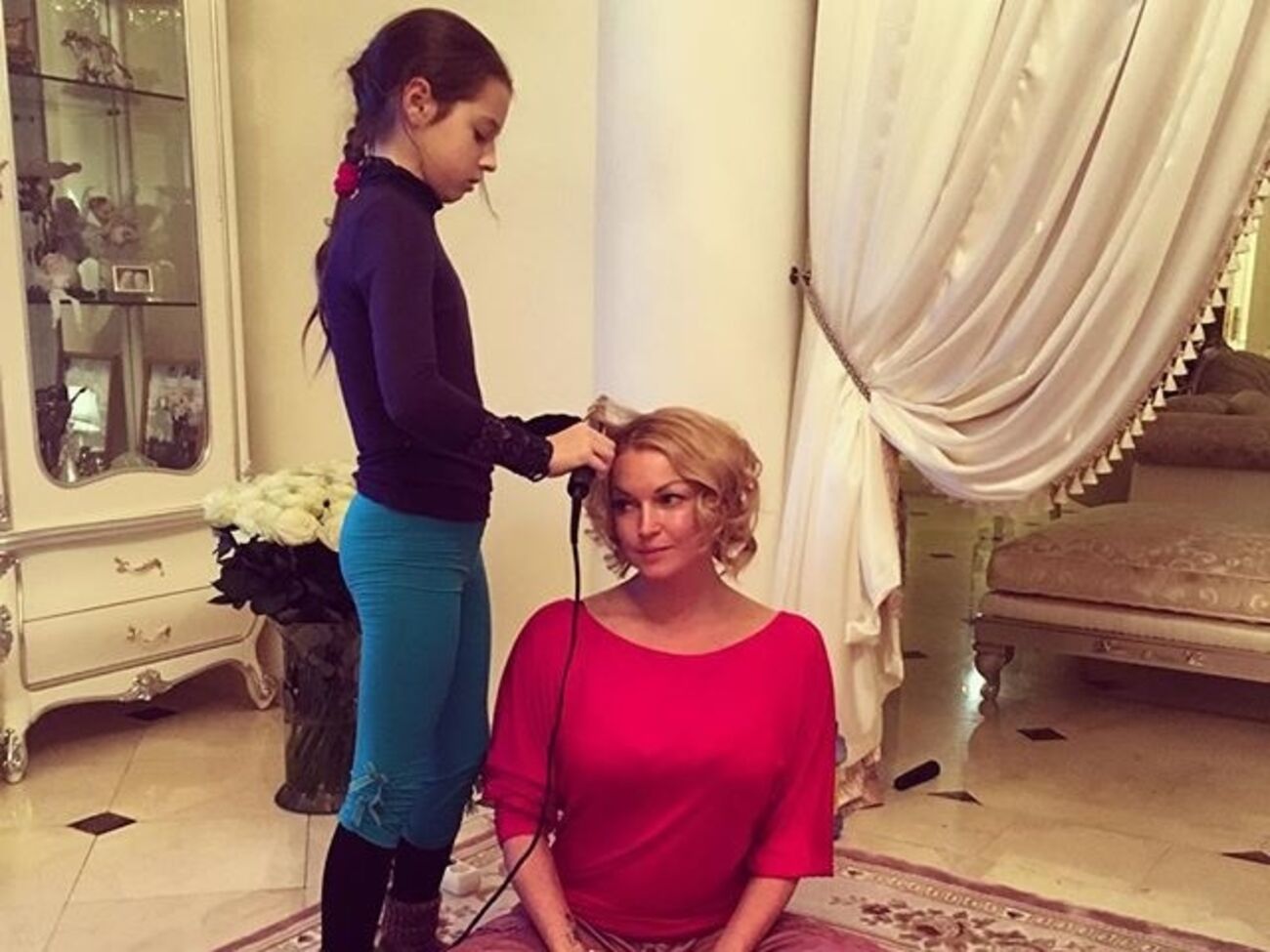 Волочкова: Желаю, чтобы и вам ваши дети пели или хотя бы говорили такие слова, как мне --- столь профессионально --- моя дочь! Все остальное --- пыль нелепая!