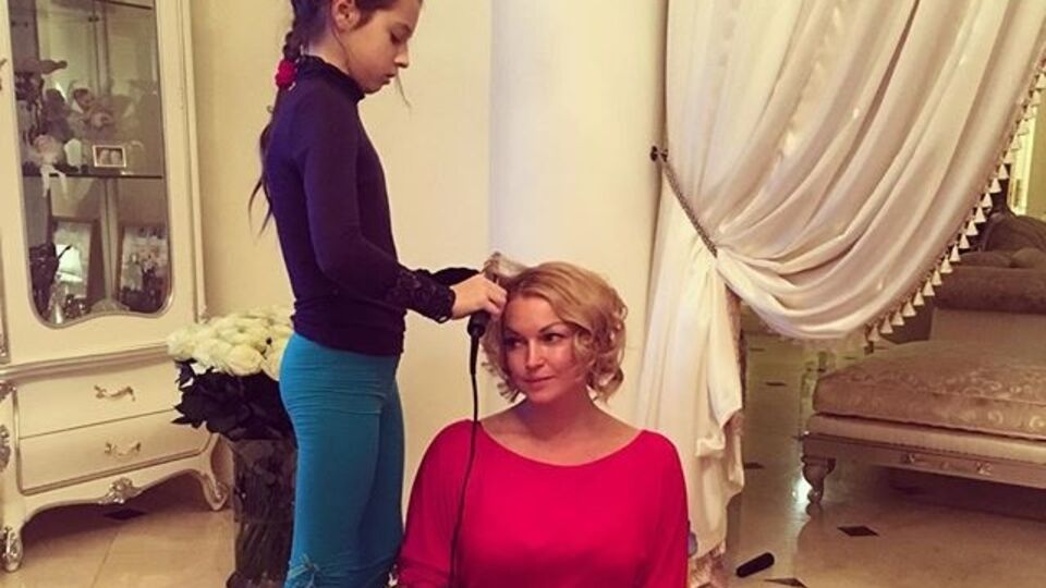 Волочкова: Желаю, чтобы и вам ваши дети пели или хотя бы говорили такие слова, как мне --- столь профессионально --- моя дочь! Все остальное --- пыль нелепая!