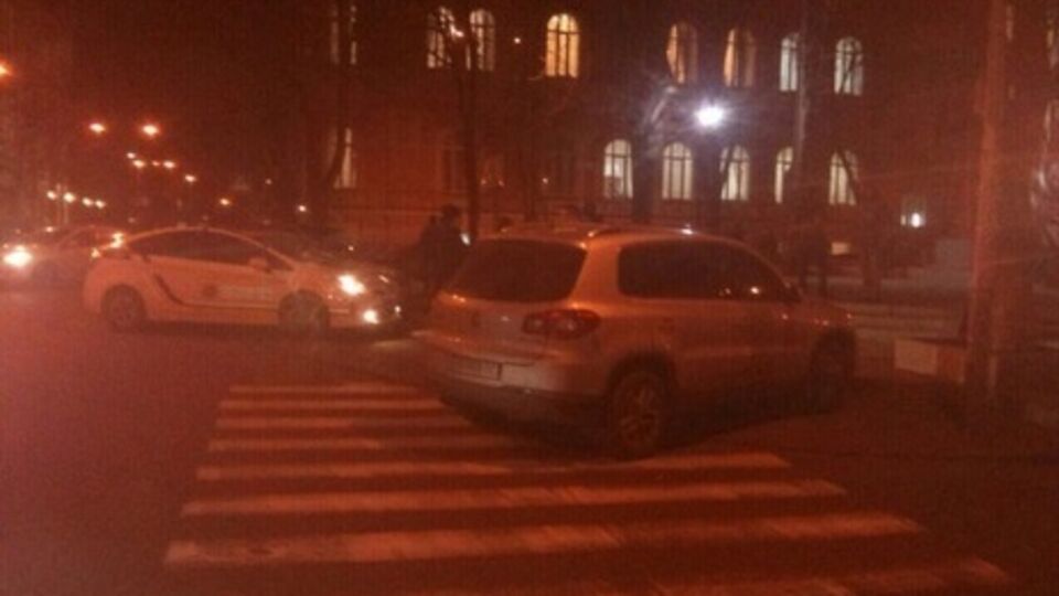 Луценко припарковал свою машину на пешеходном переходе