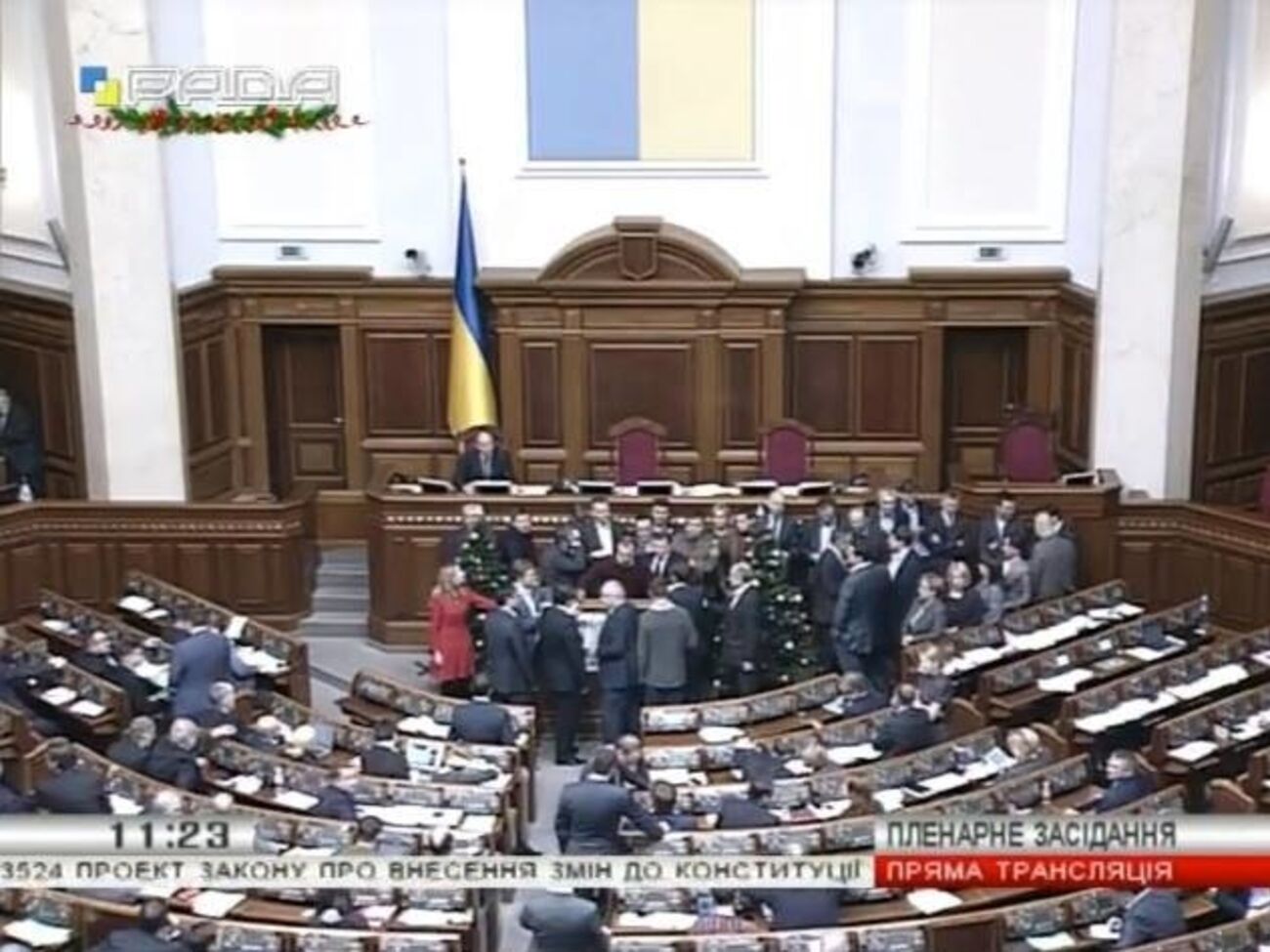 Депутаты блокируют трибуну парламента