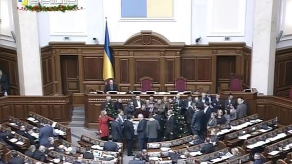 Депутаты блокируют трибуну парламента