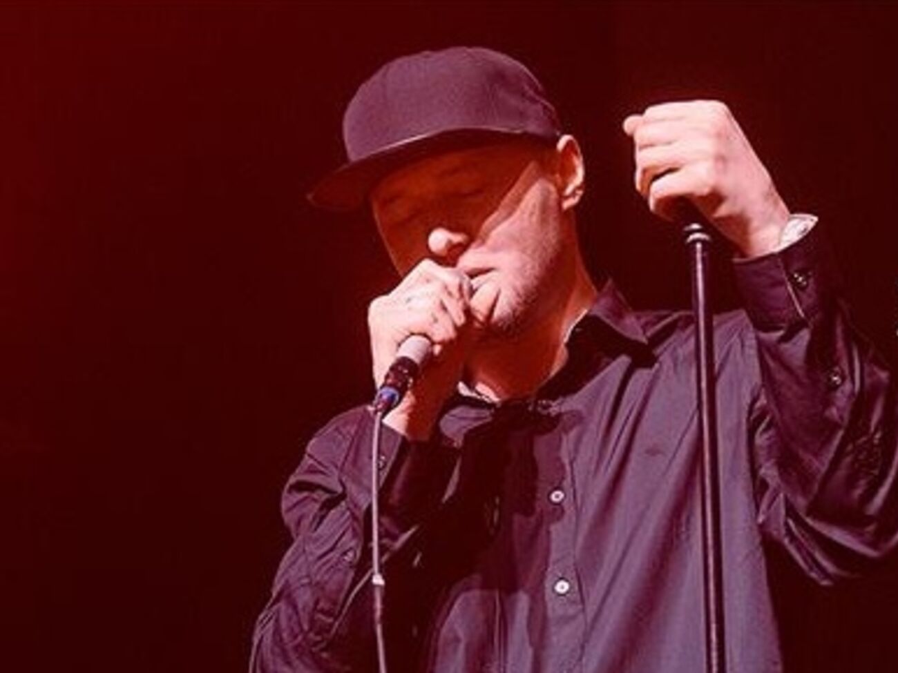 В первые часы после публикации клипа "Люди" его посмотрели более 4 тыс. человек